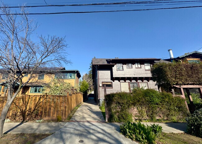 Foto del edificio - 2733 Russell St