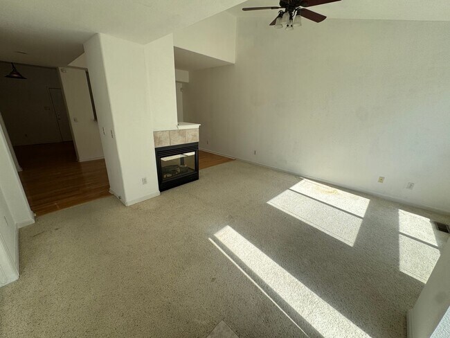 Foto del edificio - Spacious townhome with great views