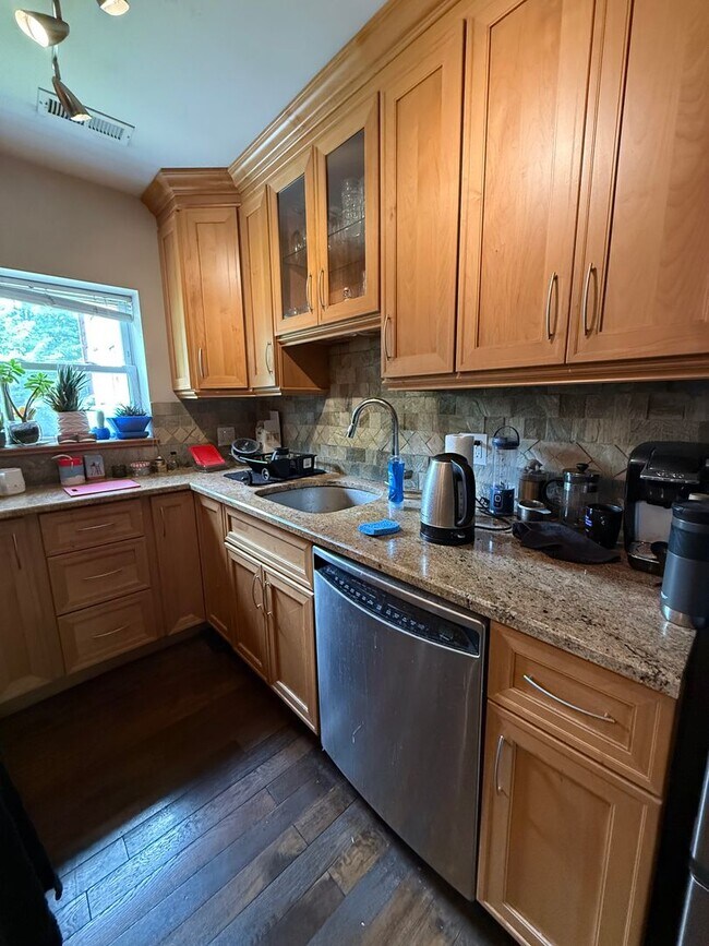 Foto del edificio - Spacious, Renovated Brighton / Oak Square area Condo with parking for September 1st - NO FEE