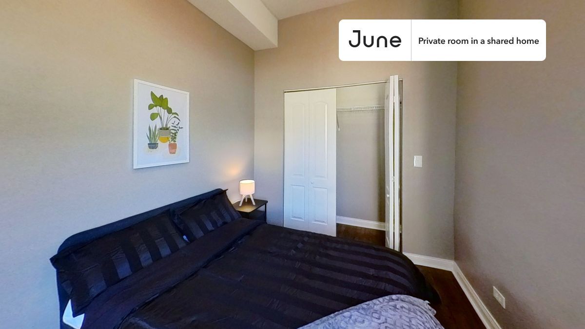 Foto principal - Private bedroom in 3 bed/1 bath Home