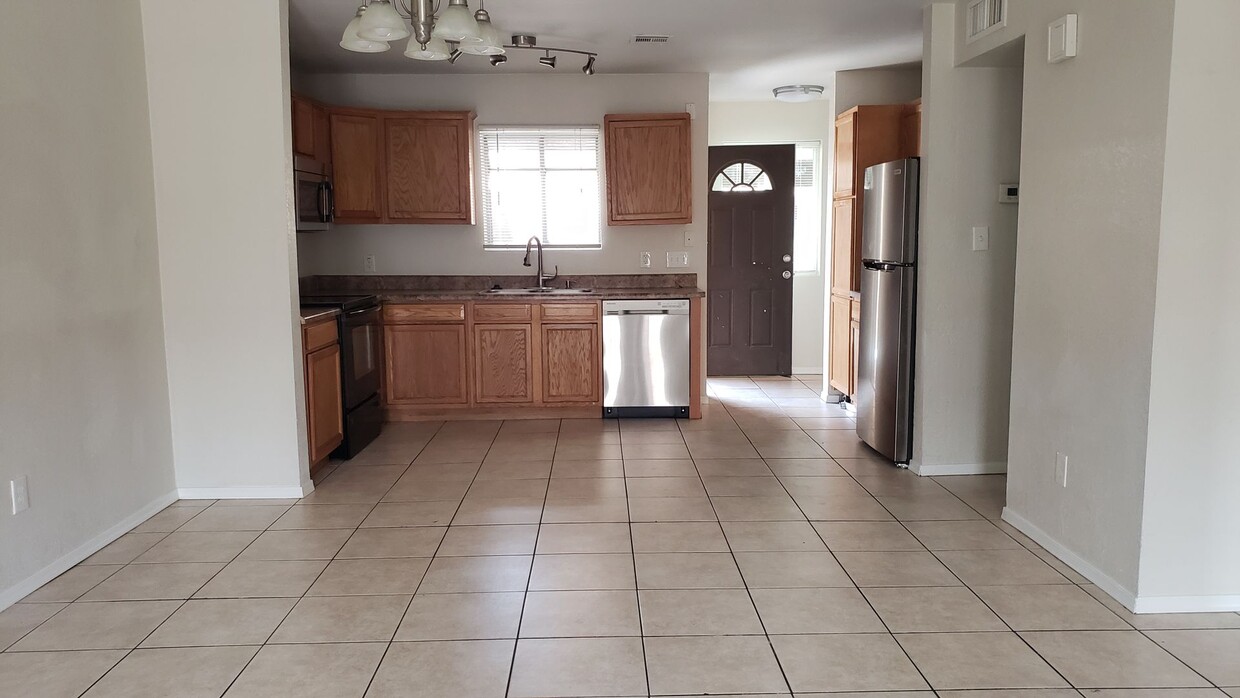 Foto principal - Clean! 2 bed 2 bath Town-home in Central P...