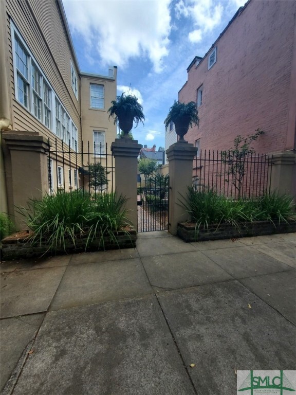 Building Photo - 208 E Jones St