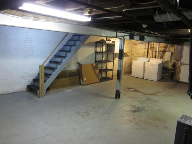 Building Photo - 5 Strawberry St