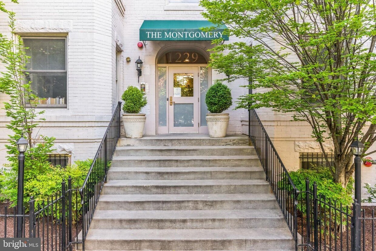 Spectacular 2 LEVEL, 2BR, 2BA unit - Spectacular 2 LEVEL, 2BR, 2BA unit