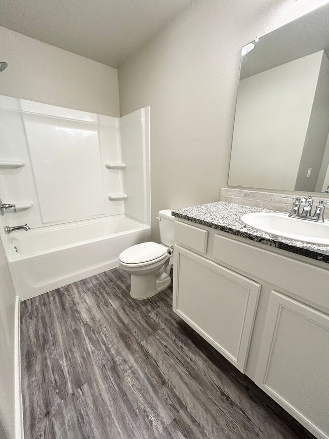 Foto del edificio - 3 bed 2 bath Duplex Available