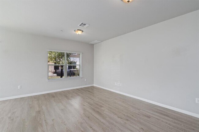 Building Photo - 516 E Slaughter Ln
