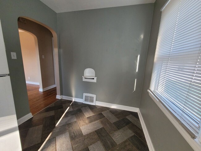 Foto del edificio - Great NE location 3 bedroom 1 bath, 1 stal...