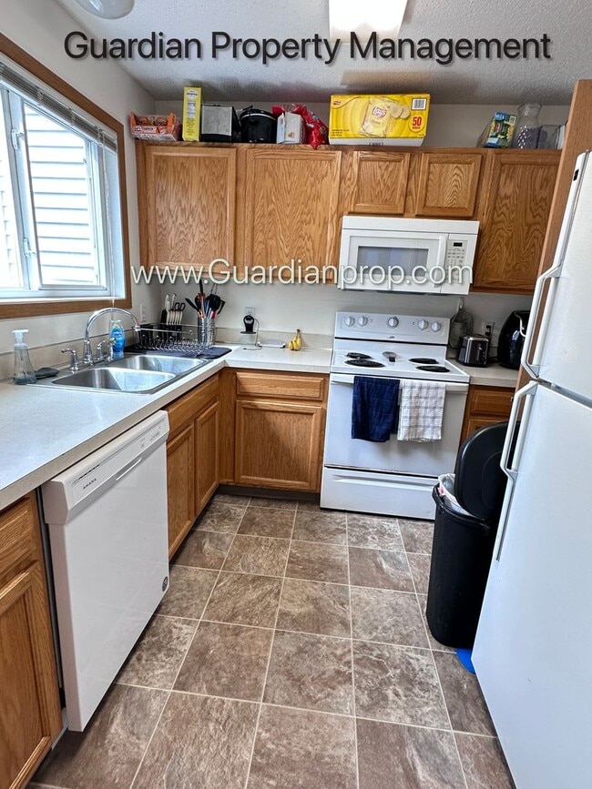 Building Photo - Apple Valley Town Home, 1 Car Garage, Laundry in Unit, Storage