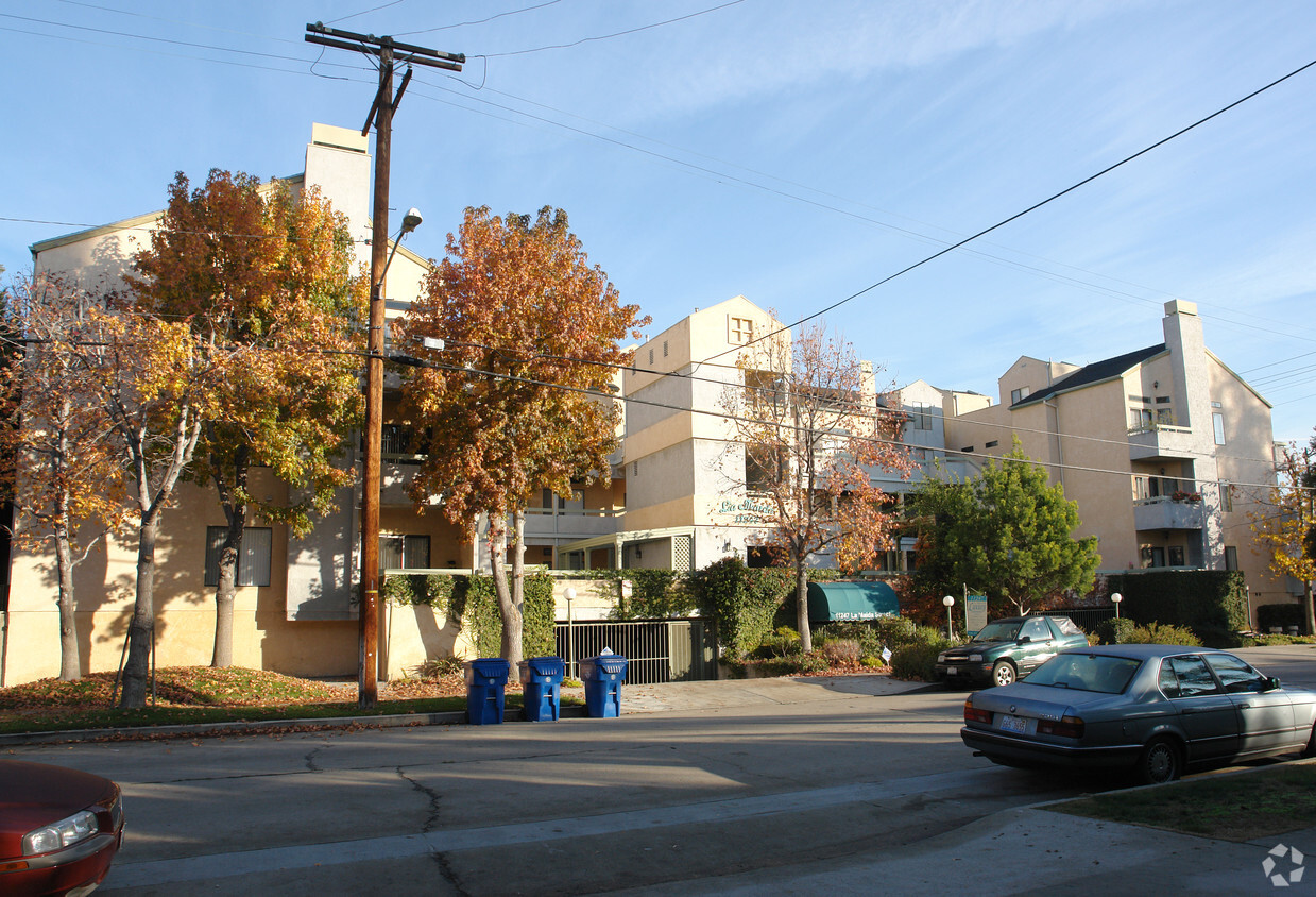 Primary Photo - Summit Apartments