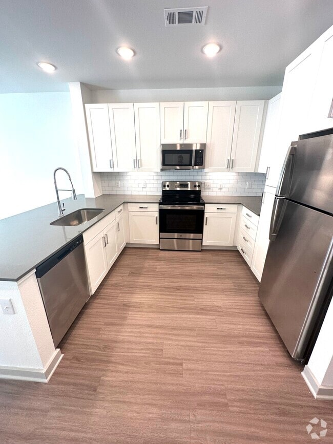 Colonial Grand Apartments for Rent with Hardwood Floors Round Rock, TX 2 Rentals