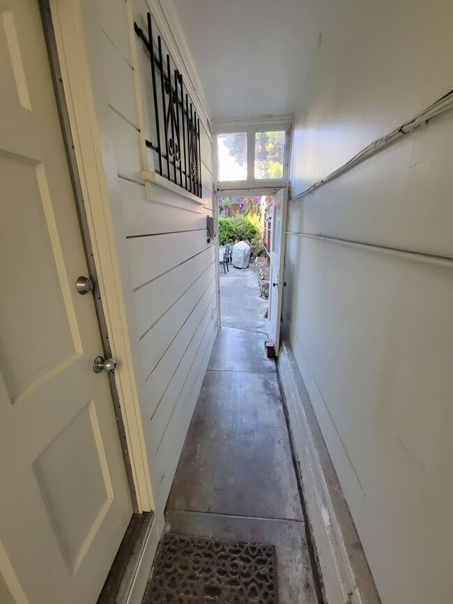 Building Photo - $2200 Secluded 1 Bed / 1 Bath charmer w-pa...