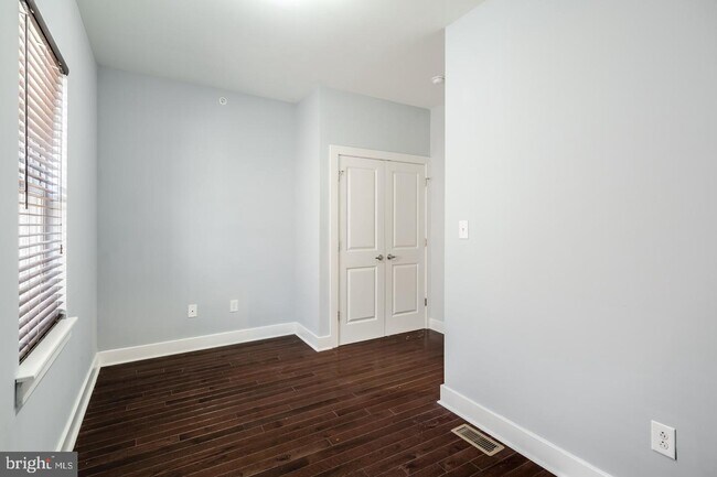 Building Photo - 2012 W Girard Ave