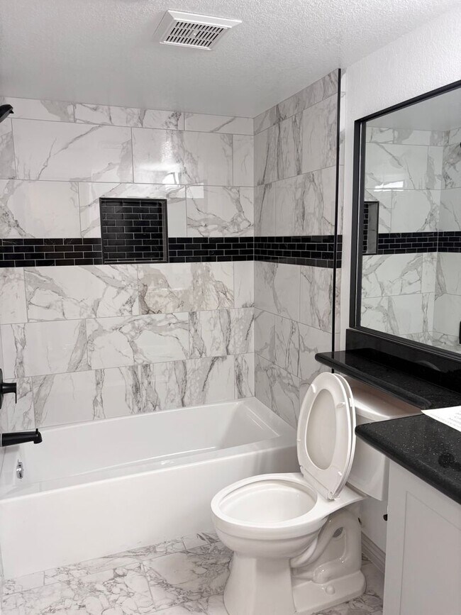 Foto del edificio - **SLEEK 1 BEDROOM/1 BATHROOM/LOFT/1 CAR GARAGE CONDO IN MESA (BROWN RD & CENTER ST)**