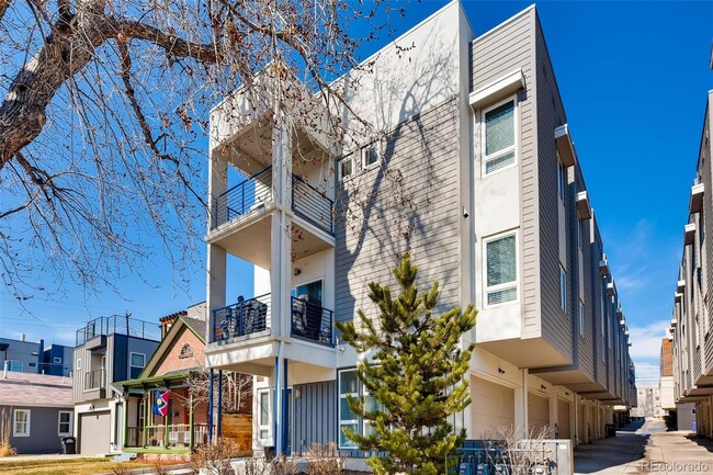 Building Photo - LOCATION LOCATION!! Newly constructed town...