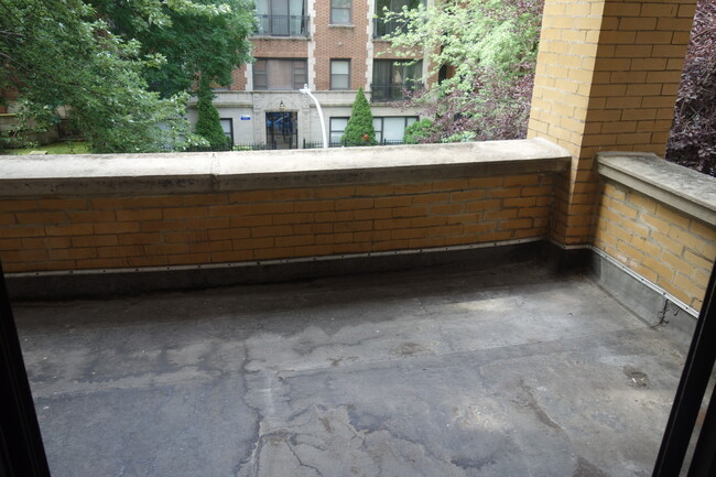 Front Balcony - 928 W Leland Ave