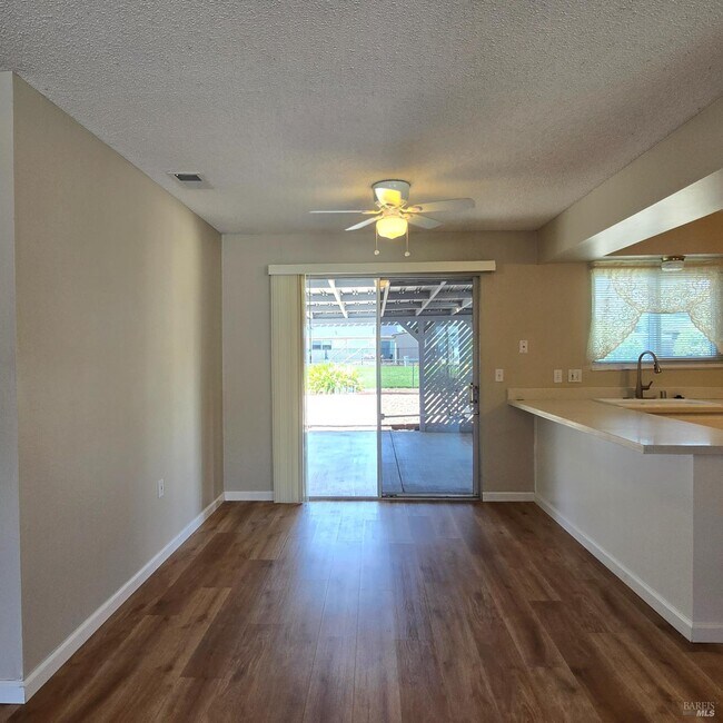 Foto del edificio - 102 Lassen Cir