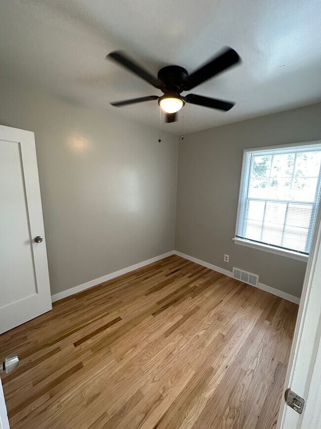 Foto del edificio - 2 BEDROOM, 1 BATHROOM APARTMENT