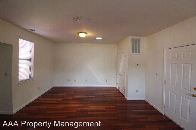 Building Photo - 4 br, 2 bath House - 723 Main St.