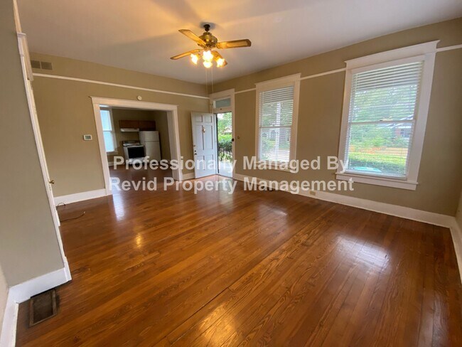 Foto del edificio - Great Studio Apartment in the heart of Mid...