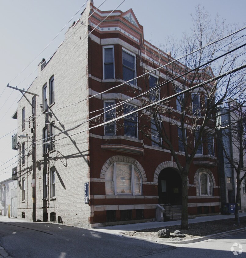 Primary Photo - 751-753 W Buckingham Pl