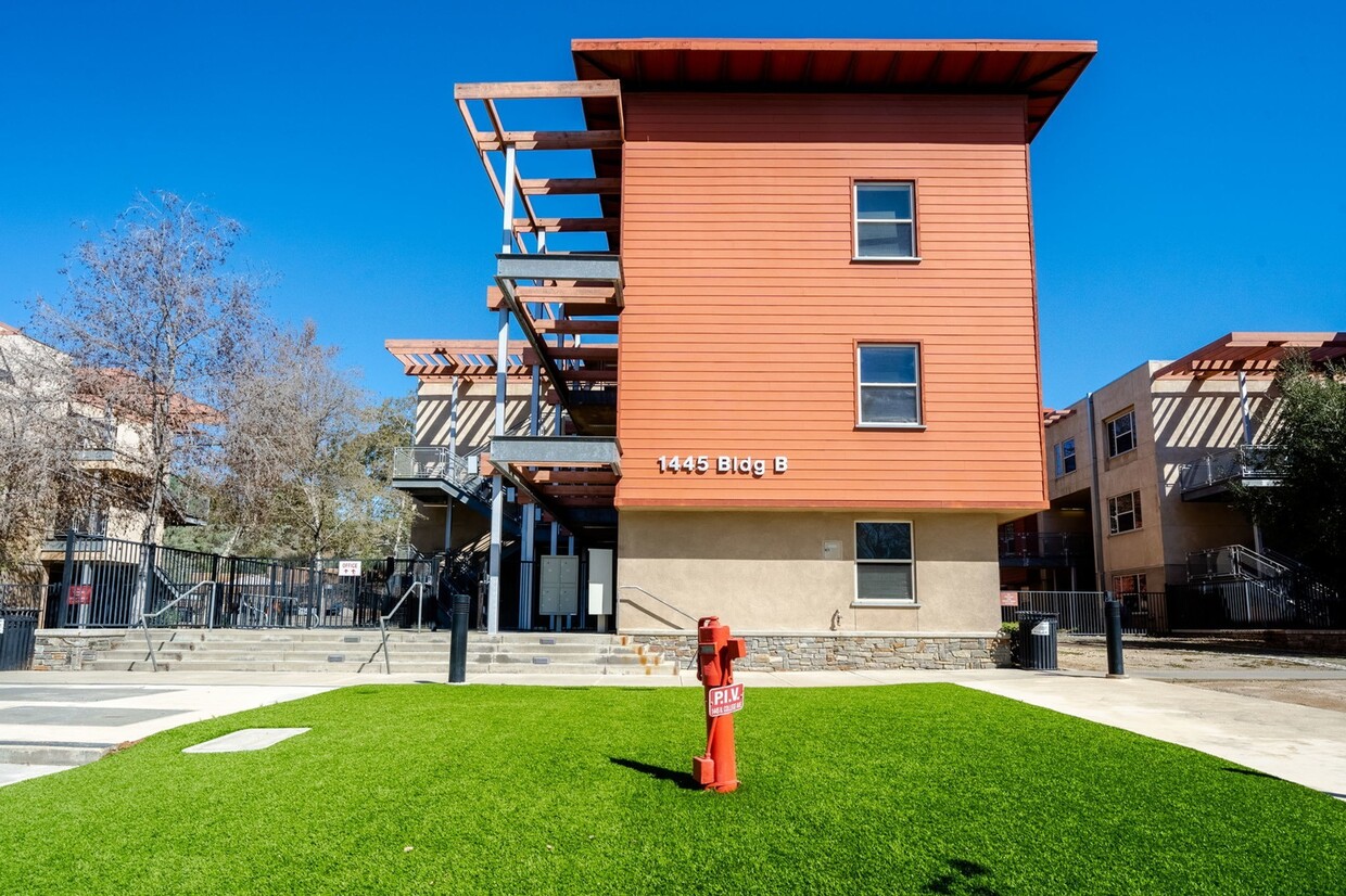 Primary Photo - Claremont Collegiate Apartments