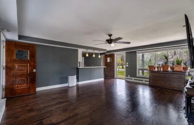 Building Photo - 858 Wehrle Dr