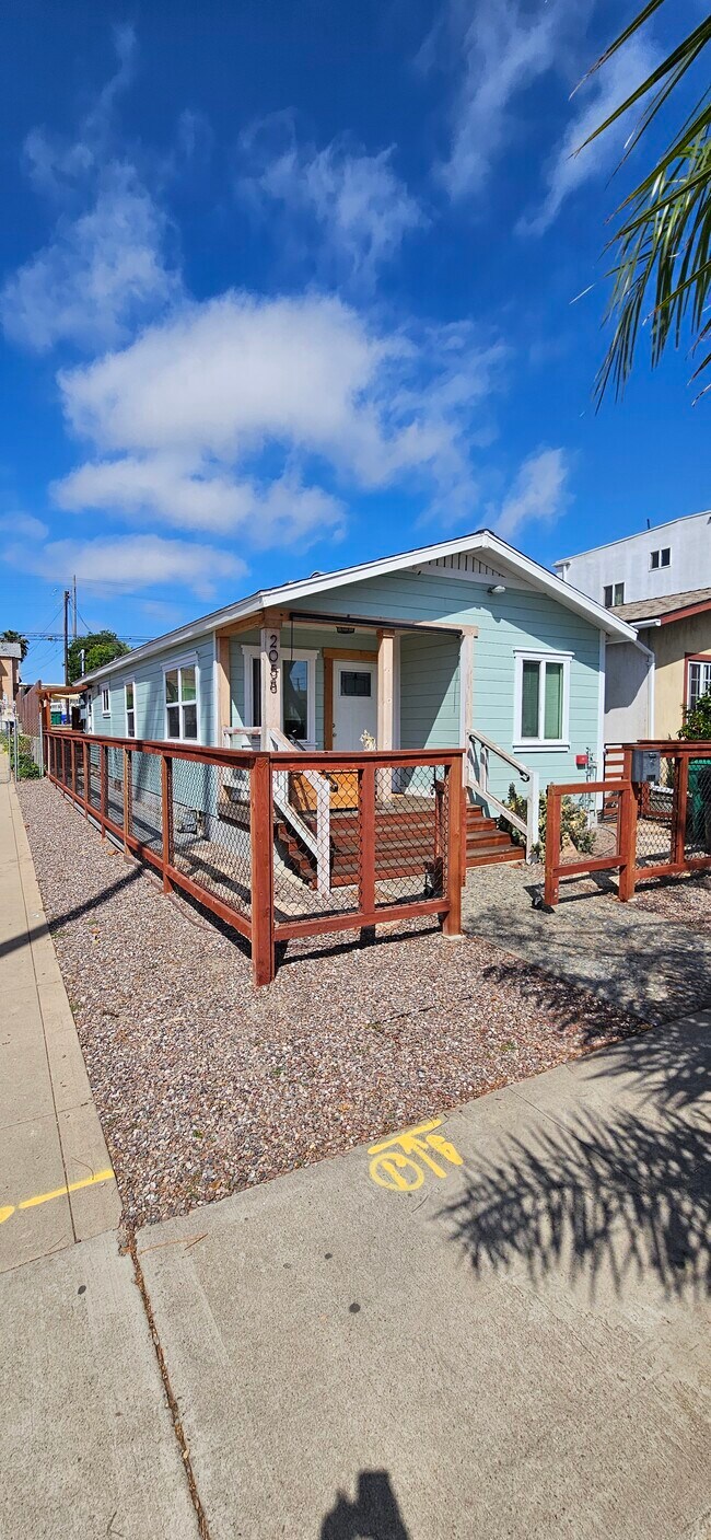 Foto del edificio - 2058 Harrison Ave