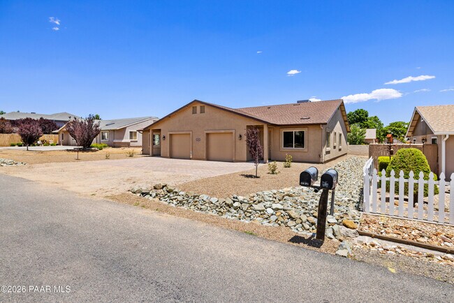 Building Photo - 6201 N Reata Dr
