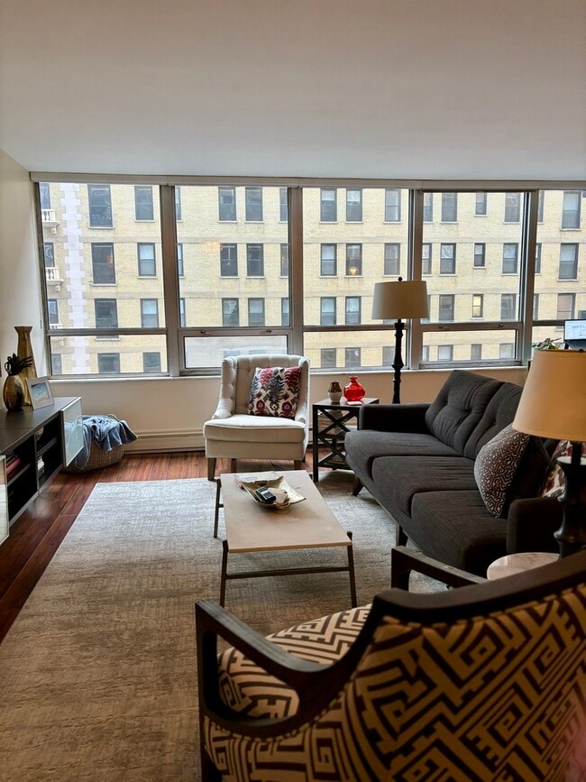 Building Photo - 201 E Chestnut St