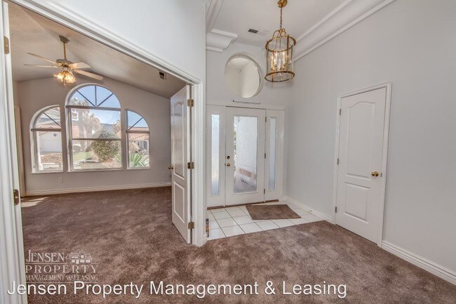 Building Photo - 150 S Crystal Lakes Dr