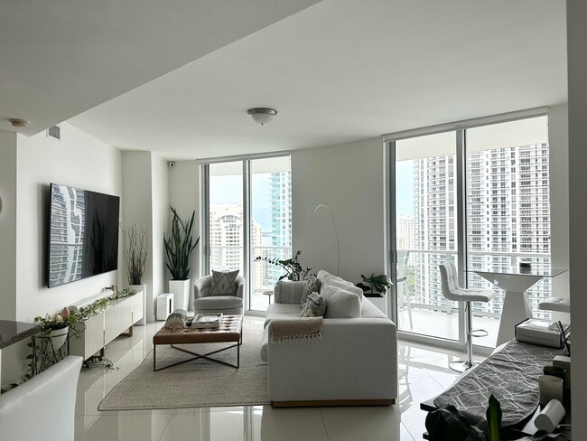 Foto del edificio - 300 S Biscayne Blvd
