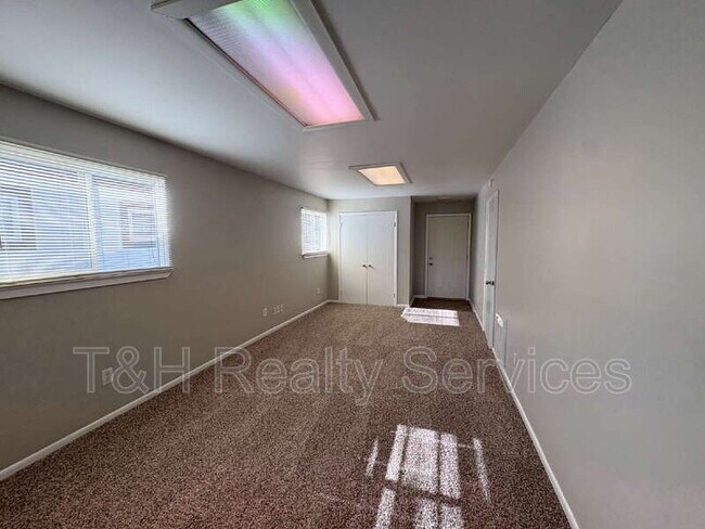 Foto del edificio - 4908 N Kenyon Dr