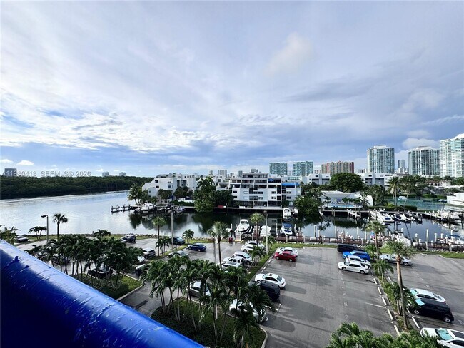 Foto del edificio - 400 Kings Point Dr