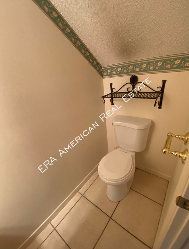 Only only 4 miles to Hurlburt Field!! Townhouse for Rent in Mary Esther, FL