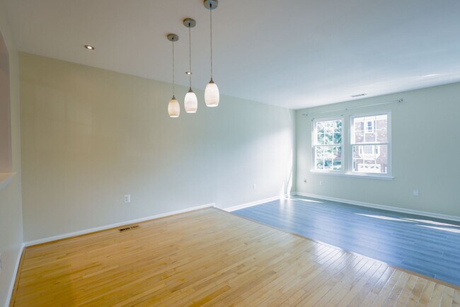 Building Photo - Lovely 2 BR/2 Full BA & 2 Half BA Townhome...