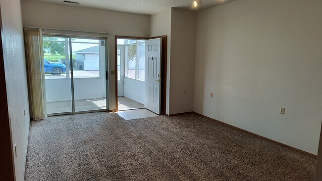 Sala de estar y porche para tres estaciones - 251 6th St