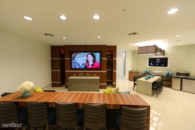 Building Photo - Studio, 1 bath  - 7440 N Kendall Dr