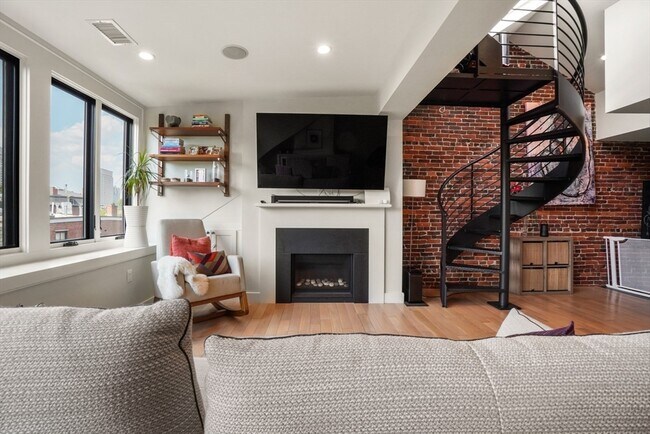 Building Photo - 613 Tremont St