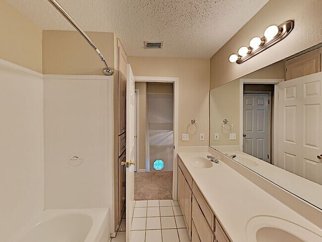 Foto del edificio - No Application Fee* $500 off first months ...