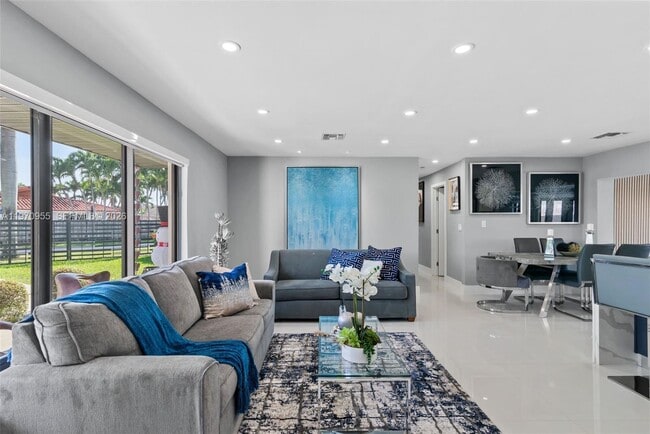 Foto del edificio - 830 SW 93rd Ave