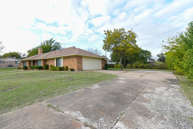 Building Photo - 3106 Bonham-House