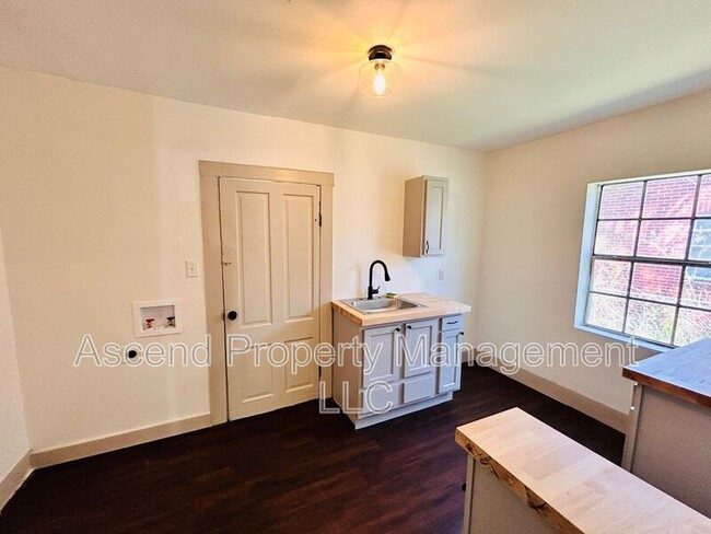 Building Photo - 727 Henderson Ave