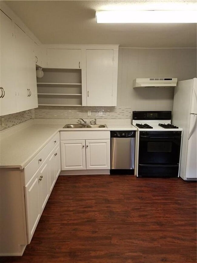 Building Photo - 4 bedroom 2 bath