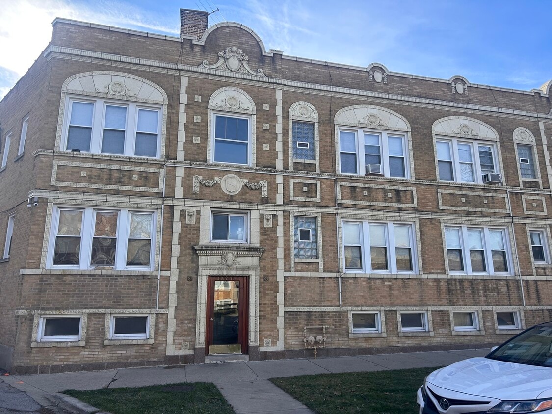 Primary Photo - 4917 W Berteau Ave