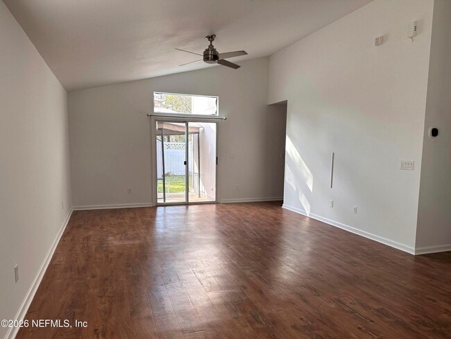 Building Photo - 760 S Lilac Loop