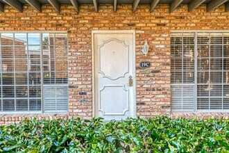 Building Photo - 2101 Fountain View Dr