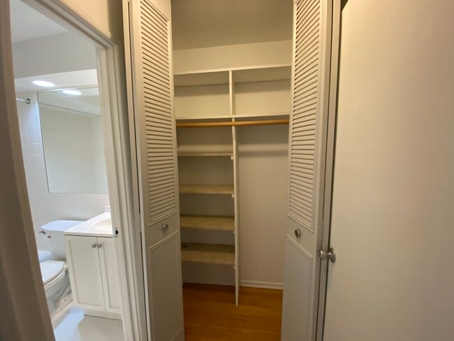 Building Photo - 736 W Buena Ave