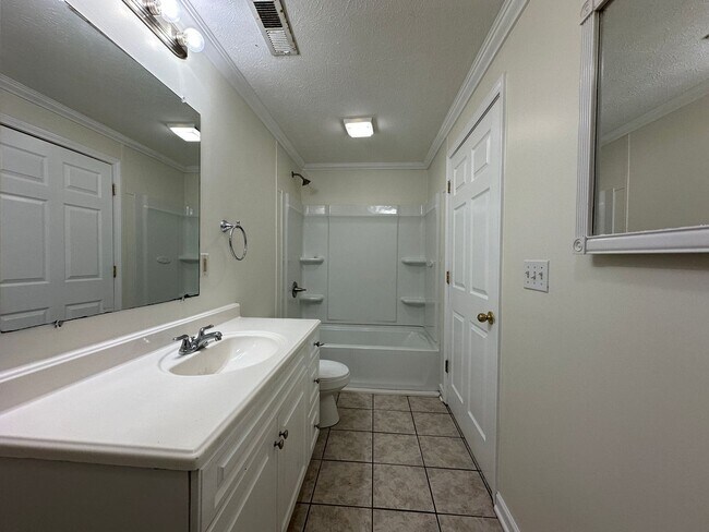 Foto del edificio - Freshly Updated 4 Bedroom Lower-Level Unit in Oak Ridge – Spacious & Move-In Ready