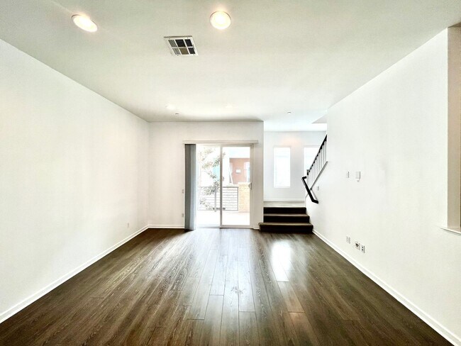 Building Photo - Beautiful 3 Bedroom Contemporary Style Tow...