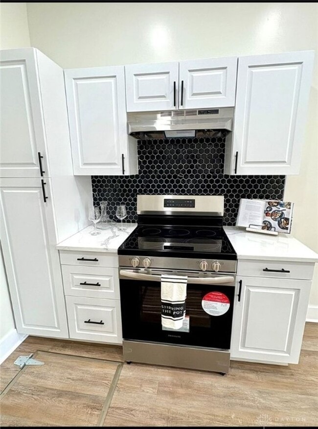 Building Photo - Completely updated bungalow in Historic So...